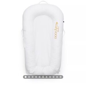 Dockatot deluxe in good used condition; white cover